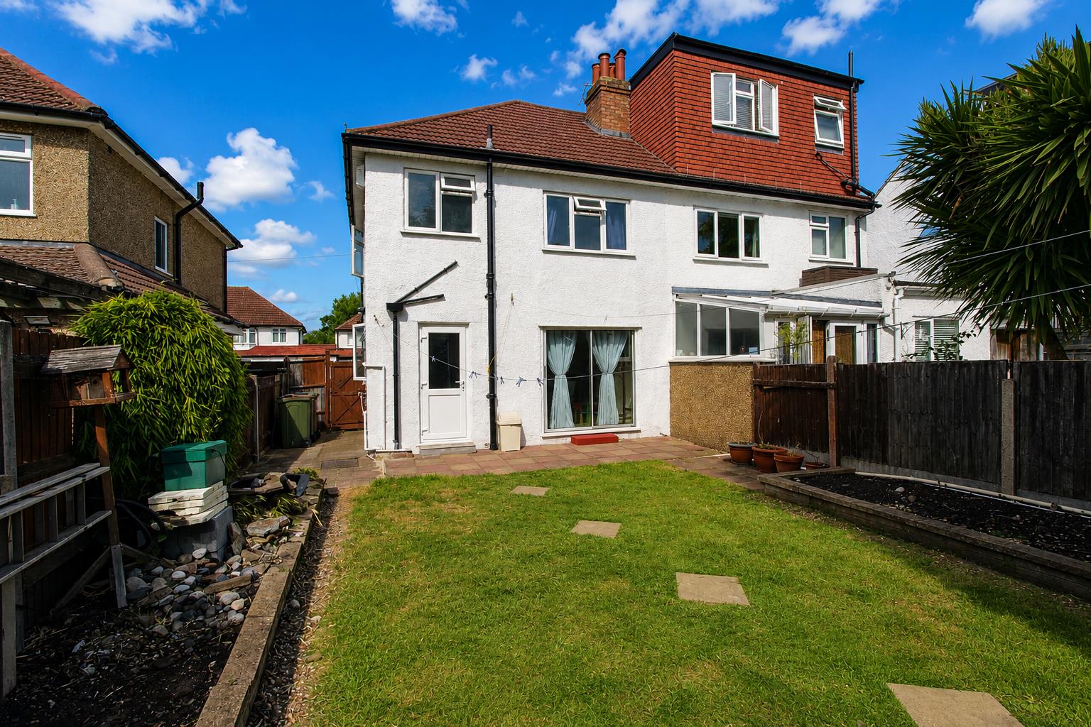 3 bed property in St. Mary Avenue, Wallington